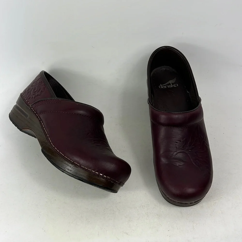 Dansko maroon leather floral embossed classic slip on minimalist clogs women’s 8